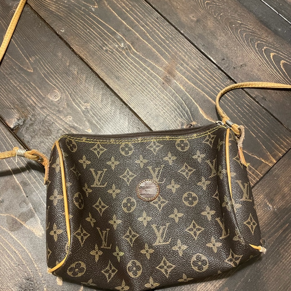 EXTREMELY RARE 1970’s LOUIS VUITTON CROSS BODY BAG